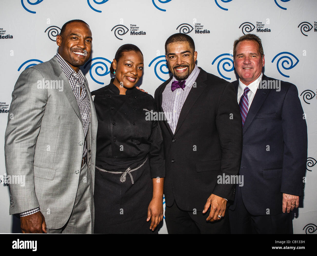 17 maggio 2012 - Arlington, Texas, Stati Uniti - Darren Woodson, Tiffany Derry, David Otunga e John McKay al Time Warner Media Upfront Cabletime media evento presso il privato sociale Ristorante a Dallas, in Texas. (Credito Immagine: © Dan Wozniak/ZUMAPRESS.com) Foto Stock