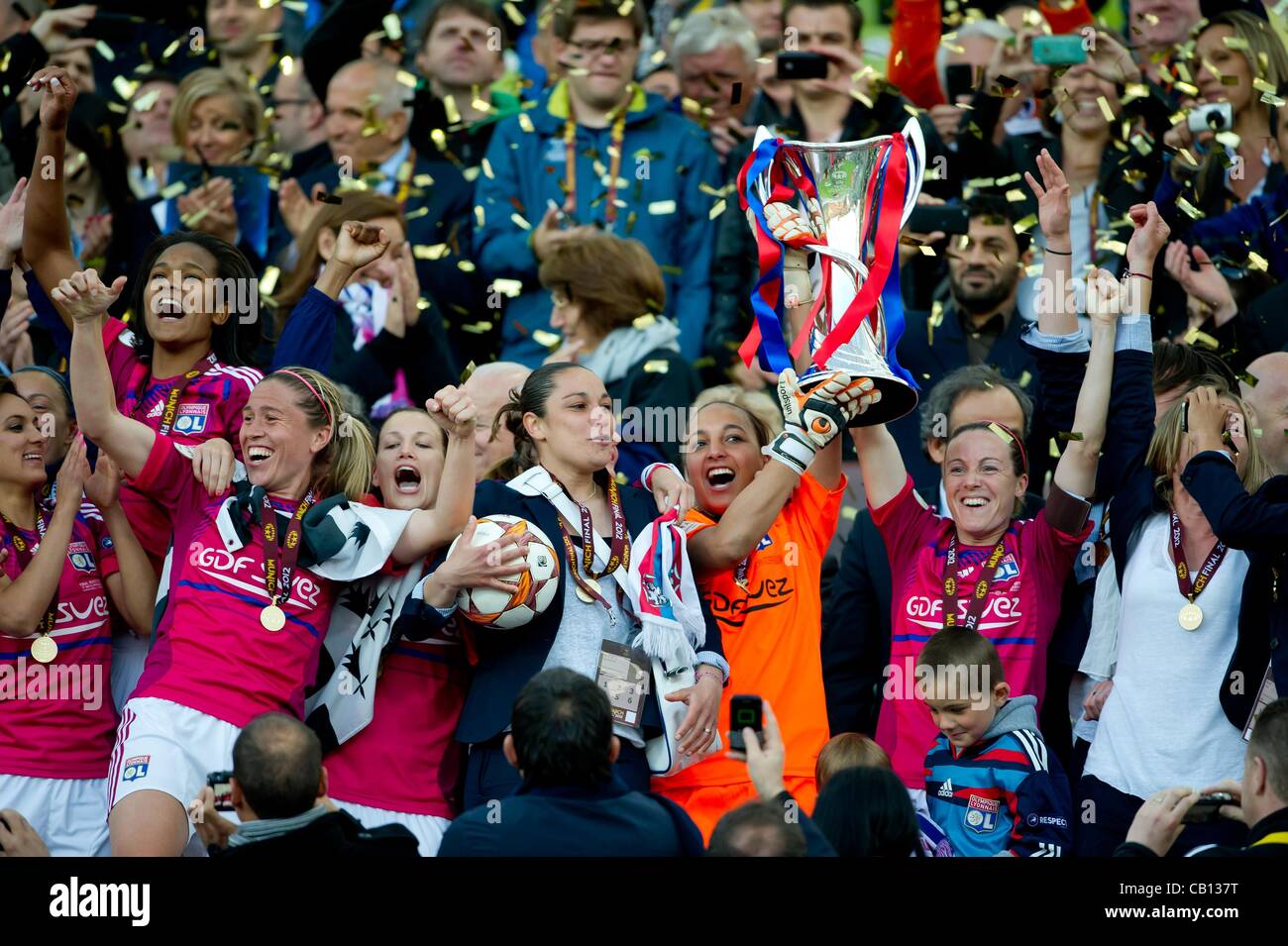 17.05.2012. Monaco di Baviera Germania. Lyonnais' Team celebra la vittoria della UEFA Womens Champions League contro 1. FFC Francoforte presso lo Stadio Olimpico di Monaco di Baviera, Germania, il 17 maggio 2012. Foto Stock