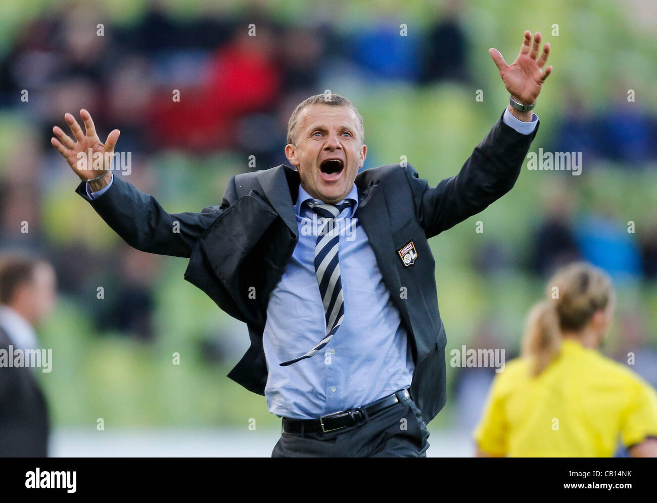 Patrice LAIR, Trainer Lyon Jubel Schlussjubel, Jubel, Freude, Emotionen, Feiern, Lachen, jubelt, freuen, reisst die Arme hoch, ballt die Faust 1.FFC FRANKFURT - Olympique Lione (0 -2 ) Fussball DAMEN UEFA Champions League Finale, Olympiastadion Muenchen, 17.05.2012 CL Saison 2011/2012 Fotograf: PE Foto Stock