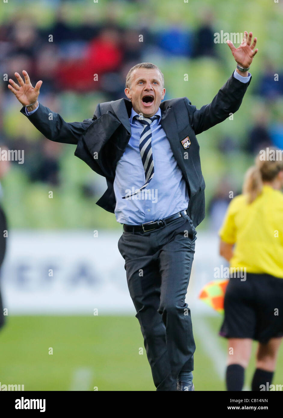 Patrice LAIR, Trainer Lyon Jubel Schlussjubel, Jubel, Freude, Emotionen, Feiern, Lachen, jubelt, freuen, reisst die Arme hoch, ballt die Faust 1.FFC FRANKFURT - Olympique Lione (0 -2 ) Fussball DAMEN UEFA Champions League Finale, Olympiastadion Muenchen, 17.05.2012 CL Saison 2011/2012 Fotograf: PE Foto Stock