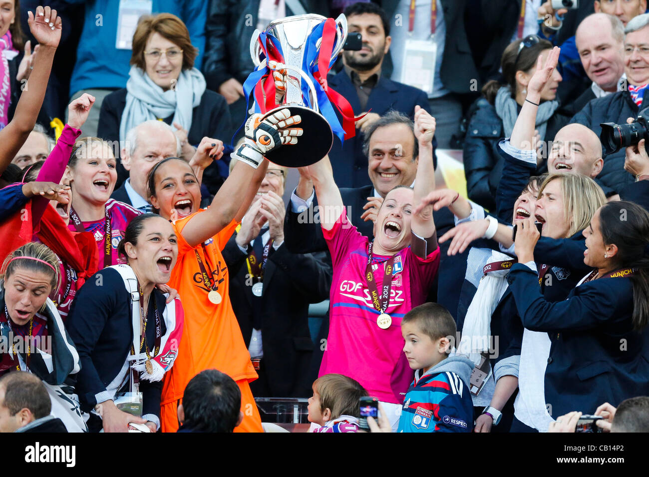 Sarah BOHADDI, Lione Damen 26, Sonia BOMPASTOR, Lione Damen 18 jubeln mit Champions League Pokal, Trophaee, trofeo, daneben Michel Platini Presidente UEFA , Jubel, Freude, Emotionen, Feiern, Lachen, jubelt, freuen, reisst die Arme hoch, ballt die Faust 1.FFC FRANKFURT - Olympique Lione (0 -2 ) Fussb Foto Stock