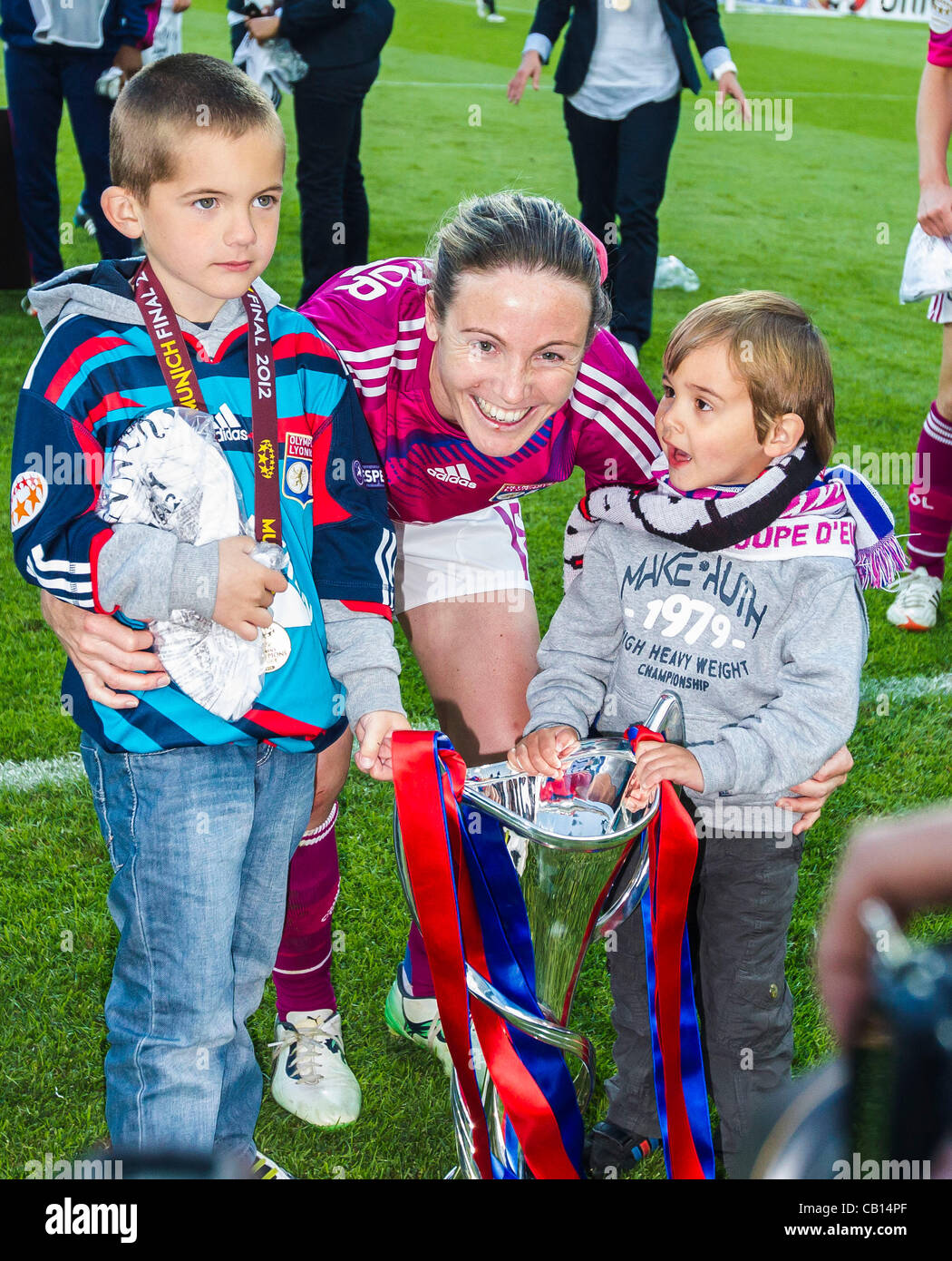 Sonia BOMPASTOR, Lione Damen 18 jubelt mit Champions League Pokal, Jubel mit ihren Kindern, Soehnen, Jubel, Freude, Emotionen, Feiern, Lachen, jubelt, freuen, reisst die Arme hoch, ballt die Faust, lacht, lächelt, lachend, sorridere froh, felice 1.FFC FRANKFURT - Olympique Lione (0 -2 ) Fussball DAMEN U Foto Stock