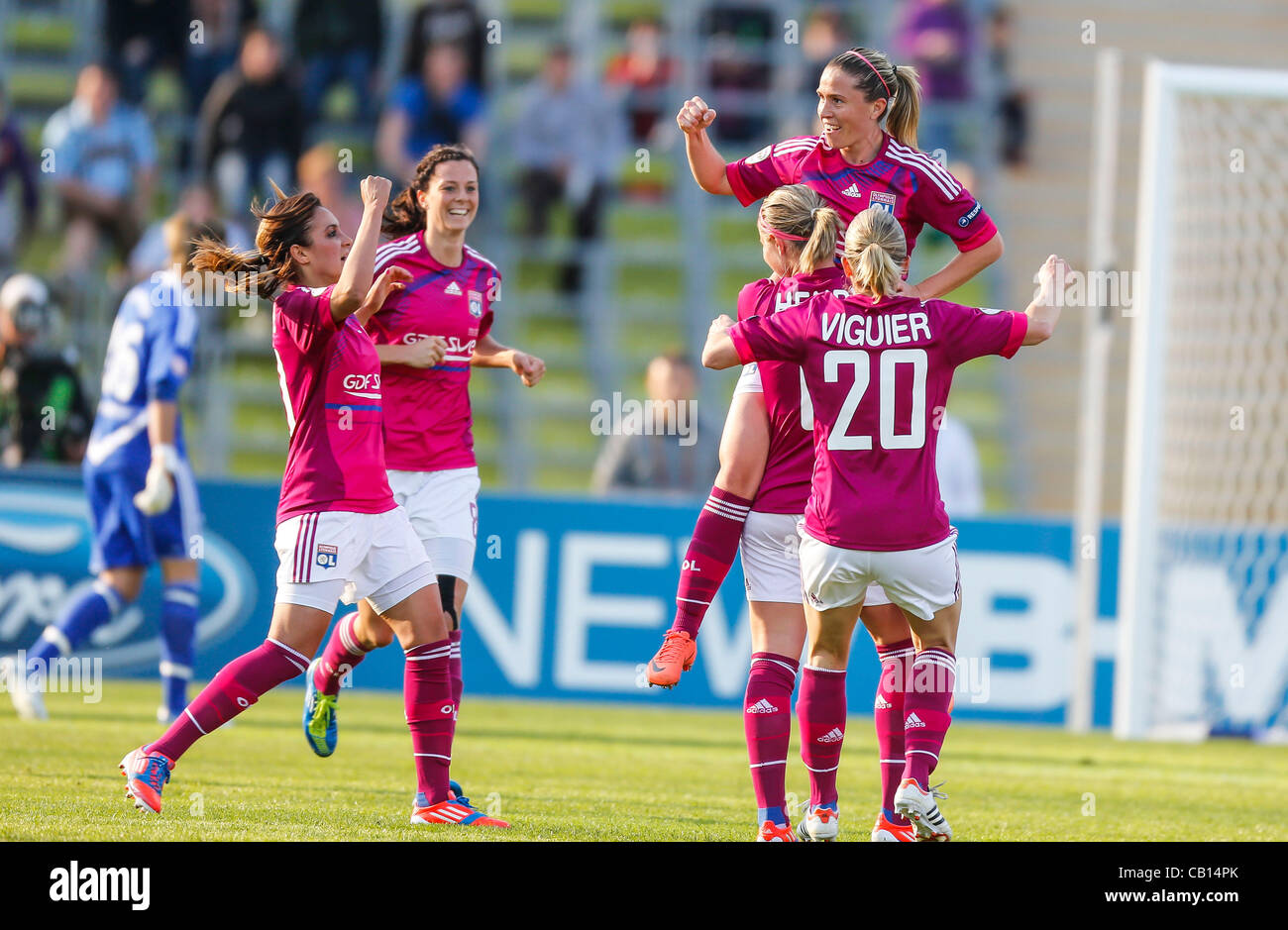 Camille ABILY, Lione Damen 23 jubelt nach dem Tor zum 0-2 mit Amandine HENRY, Lione Damen 6, Sabrina VIGUIER, Lione Damen 20, Jubel, Freude, Emotionen, Feiern, Lachen, jubelt, freuen, reisst die Arme hoch, ballt die Faust , Louisa NECIB, Lione Damen 10, Lotta SCHELIN, Lione Damen 8 1.FFC FRANKFURT - OL Foto Stock