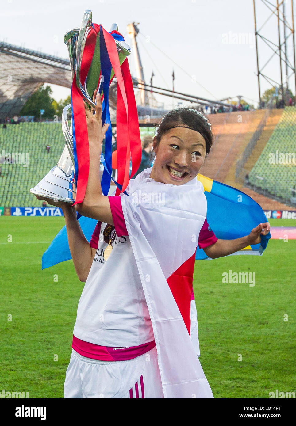 Ami OTAKI, Lione Damen 22 jubelt mit Champions League Pokal, Jubel, Jubel, Freude, Emotionen, Feiern, Lachen, jubelt, freuen, reisst die Arme hoch, ballt die Faust 1.FFC FRANKFURT - Olympique Lione (0 -2 ) Fussball DAMEN UEFA Champions League Finale, Olympiastadion Muenchen, 17.05.2012 CL Saison 2 Foto Stock