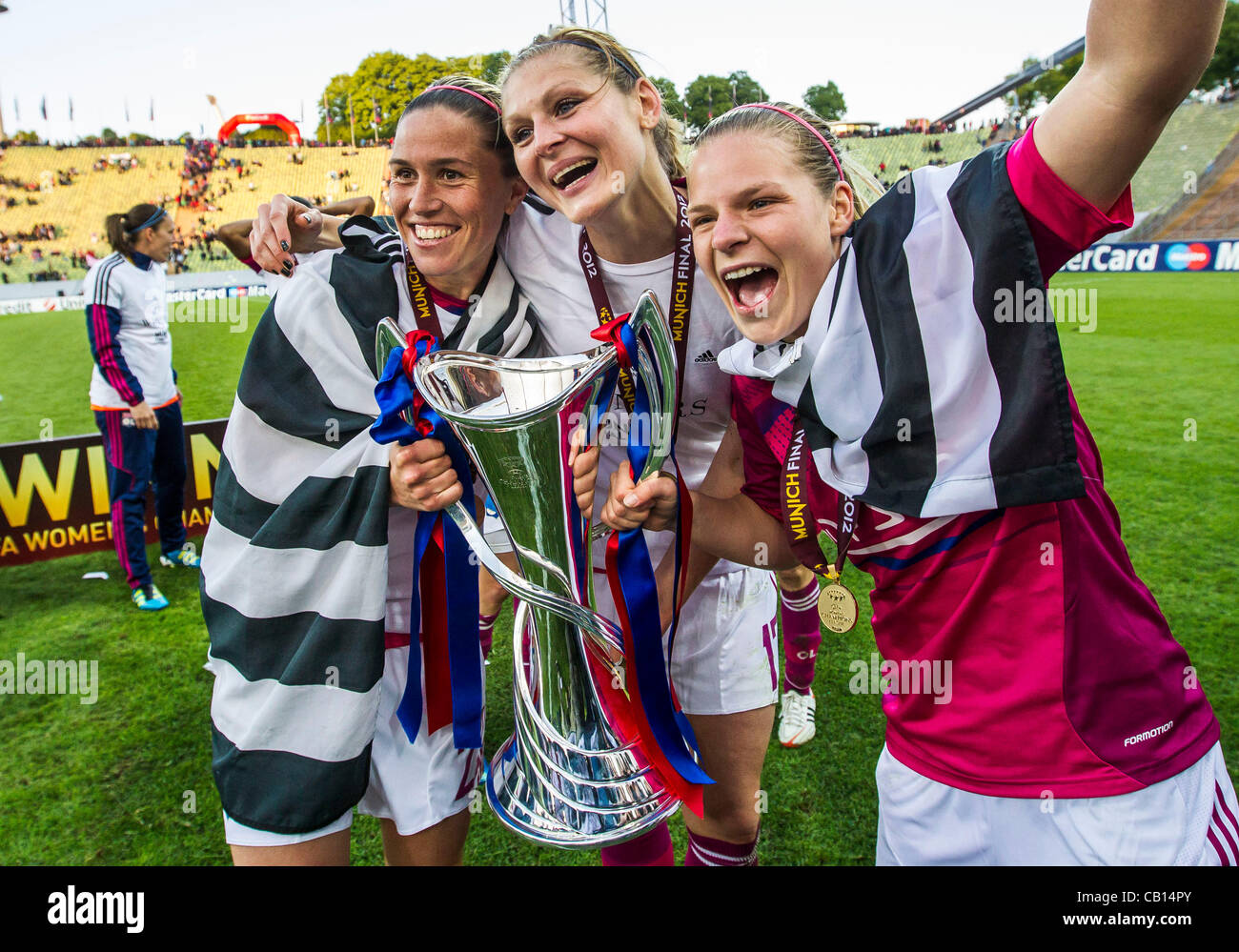 Sonia BOMPASTOR, Lione Damen 18, Corine FRANCO, Lione Damen 17, Engénie LE SOMMER, Lione Damen 9 jubelt mit Champions League Pokal, Jubel, Jubel, Freude, Emotionen, Feiern, Lachen, jubelt, freuen, reisst die Arme hoch, ballt die Faust 1.FFC FRANKFURT - Olympique Lione (0 -2 ) Fussball DAMEN UEFA Cha Foto Stock