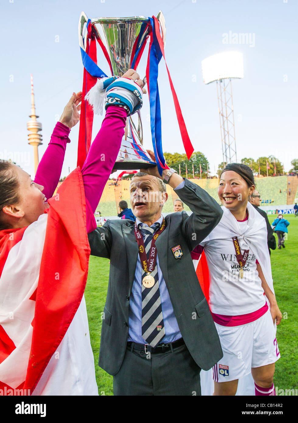 Patrice LAIR Trainer Olyimpique Lyonnais Damen mit Ami OTAKI, Lione Damen 22 jubelt mit Champions League Pokal, Jubel, Jubel, Freude, Emotionen, Feiern, Lachen, jubelt, freuen, reisst die Arme hoch, ballt die Faust 1.FFC FRANKFURT - Olympique Lione (0 -2 ) Fussball DAMEN UEFA Champions League Fina Foto Stock