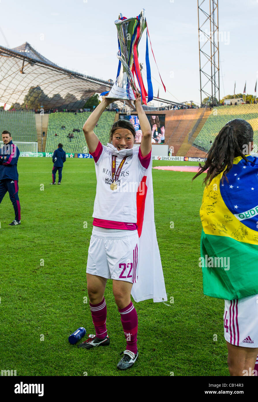 Ami OTAKI, Lione Damen 22 jubelt mit Champions League Pokal, Jubel, Jubel, Freude, Emotionen, Feiern, Lachen, jubelt, freuen, reisst die Arme hoch, ballt die Faust 1.FFC FRANKFURT - Olympique Lione (0 -2 ) Fussball DAMEN UEFA Champions League Finale, Olympiastadion Muenchen, 17.05.2012 CL Saison 2 Foto Stock