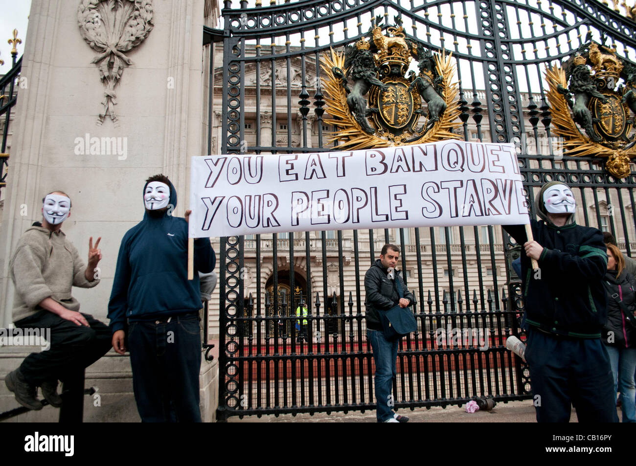 Londra, Regno Unito. 18/05/12. Occupare di Londra e anonimo protestare contro la regina per la decisione di invitare i vari capi di stato di paesi come il Bahrain, dove essi rivendicazione, abusi dei diritti umani e il soffocamento di crescita democratica sono in corso. Foto Stock