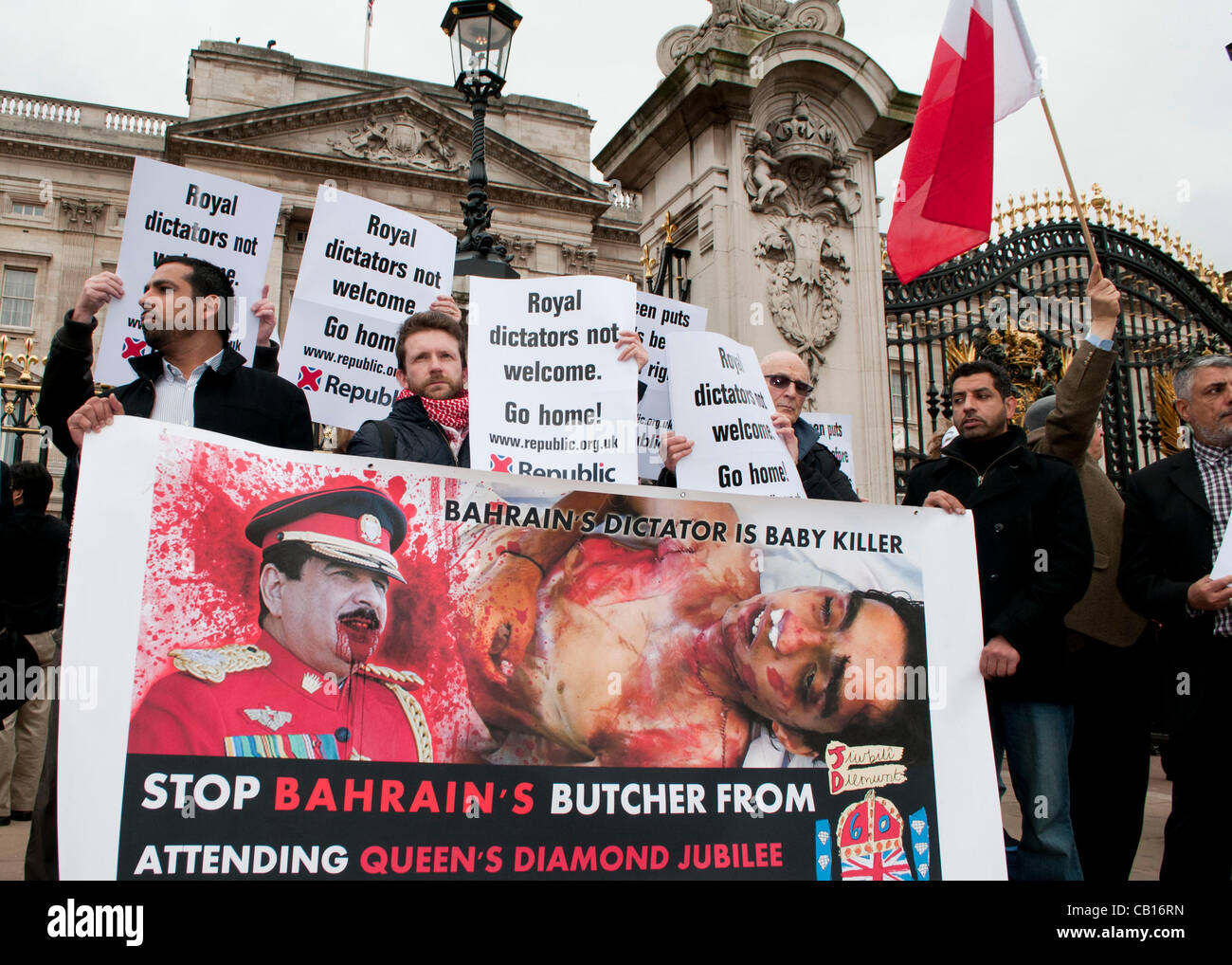 Londra, Regno Unito. 18/05/12. Occupare di Londra e anonimo protestare contro la regina per la decisione di invitare i vari capi di stato di paesi come il Bahrain, dove essi rivendicazione, abusi dei diritti umani e il soffocamento di crescita democratica sono in corso. Foto Stock