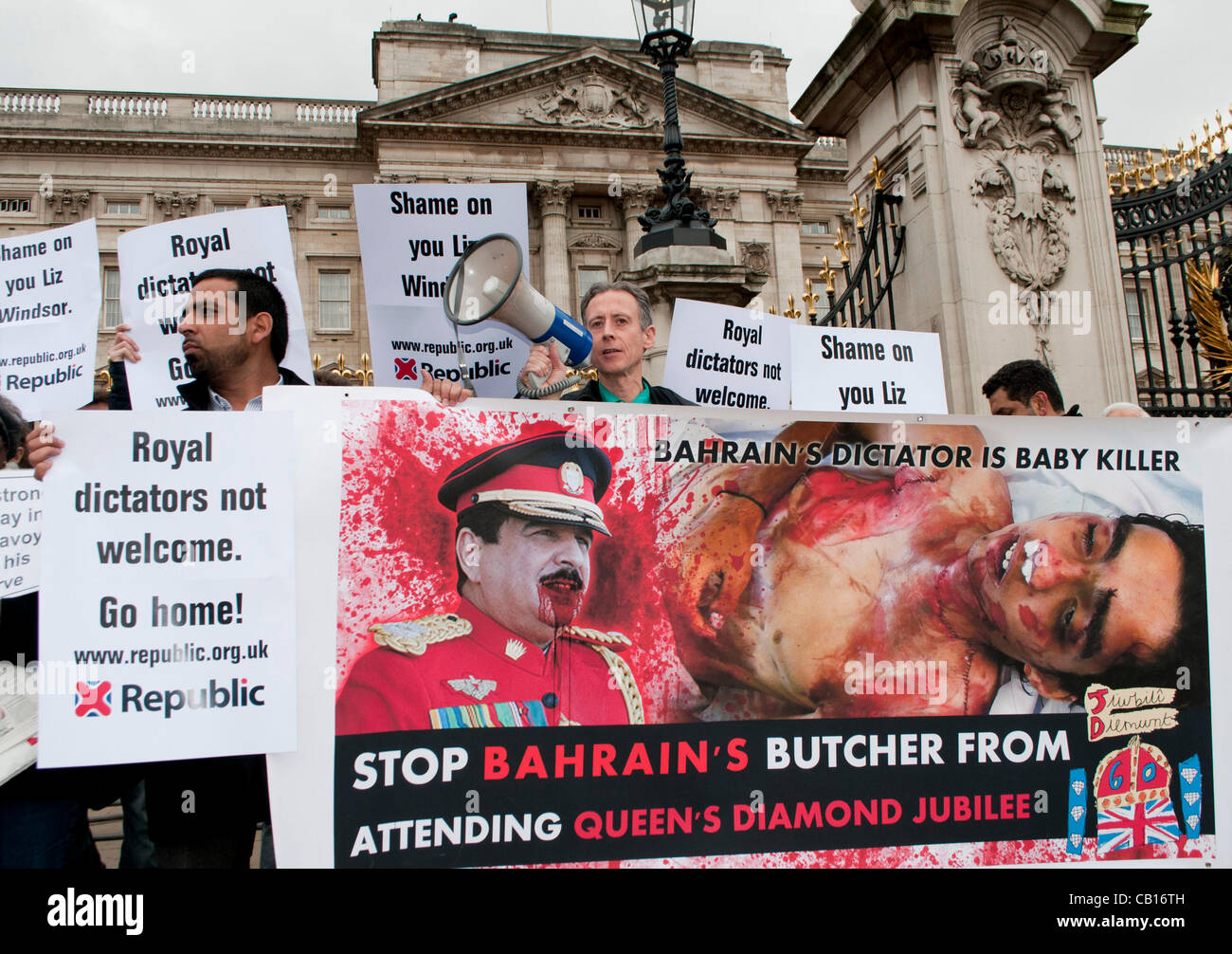 Londra, Regno Unito. 18/05/12. Attivista per i diritti umani, Peter Tatchell a una protesta contro la regina per la decisione di invitare i vari capi di stato di paesi come il Bahrain, dove essi rivendicazione, abusi dei diritti umani e il soffocamento di crescita democratica sono in corso. Foto Stock