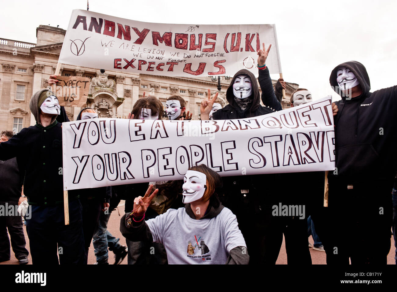 LONDON, Regno Unito - 18 Maggio 2012: occupare Londra e anonimo manifestanti di fronte a Buckingham Palace denunciando la presenza del Re del Bahrein e altro paese leader in visita a Buckingham Palace per la Regina per il Giubileo. Foto Stock