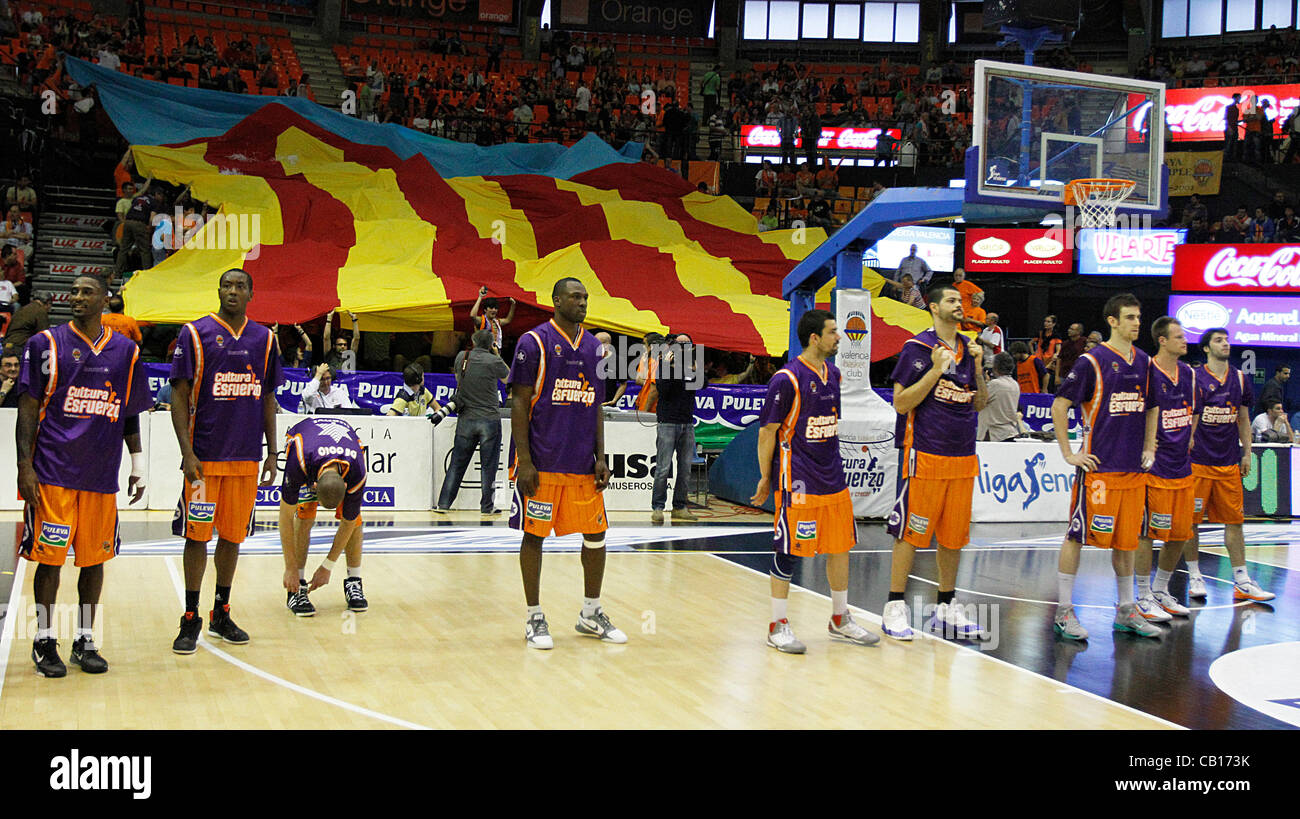 Liga ACB, Playoffs 2012 - 1/4 finals - Valencia Basket Club vs. Lagun Aro GBC - Font de Sant Lluis, Valencia - Spagna - sostenitori distribuire una grande bandiera con i colori del loro team VAlencia - Pietrus, in medio Foto Stock