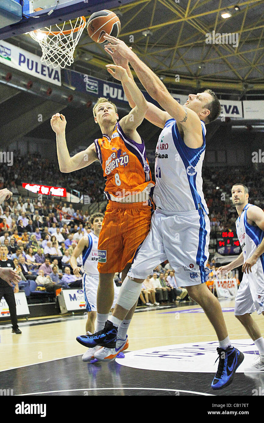 Liga ACB, Playoffs 2012 - 1/4 finals - Valencia Basket Club vs. Lagun Aro GBC - Font de Sant Lluis, Valencia - Spagna - Newley da Valencia Basket duelli per un rimbalzo Foto Stock