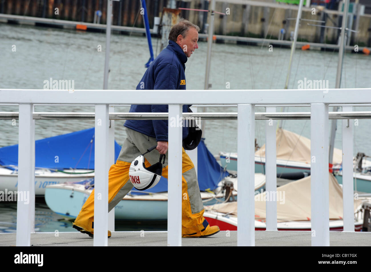 3 I pescatori temono sono annegati dopo la loro base di Weymouth barca da pesca 'Purbeck isola' andato mancante. Una grande aria di mare e di ricerca è stata in corso che coinvolgono tre navi della marina militare; il Royal Fleet onda ausiliaria righello, e HMS York, un tipo 42 cacciatorpediniere e una marina americana vaso di alimentazione, 2 Lt GIOVANNI P Foto Stock