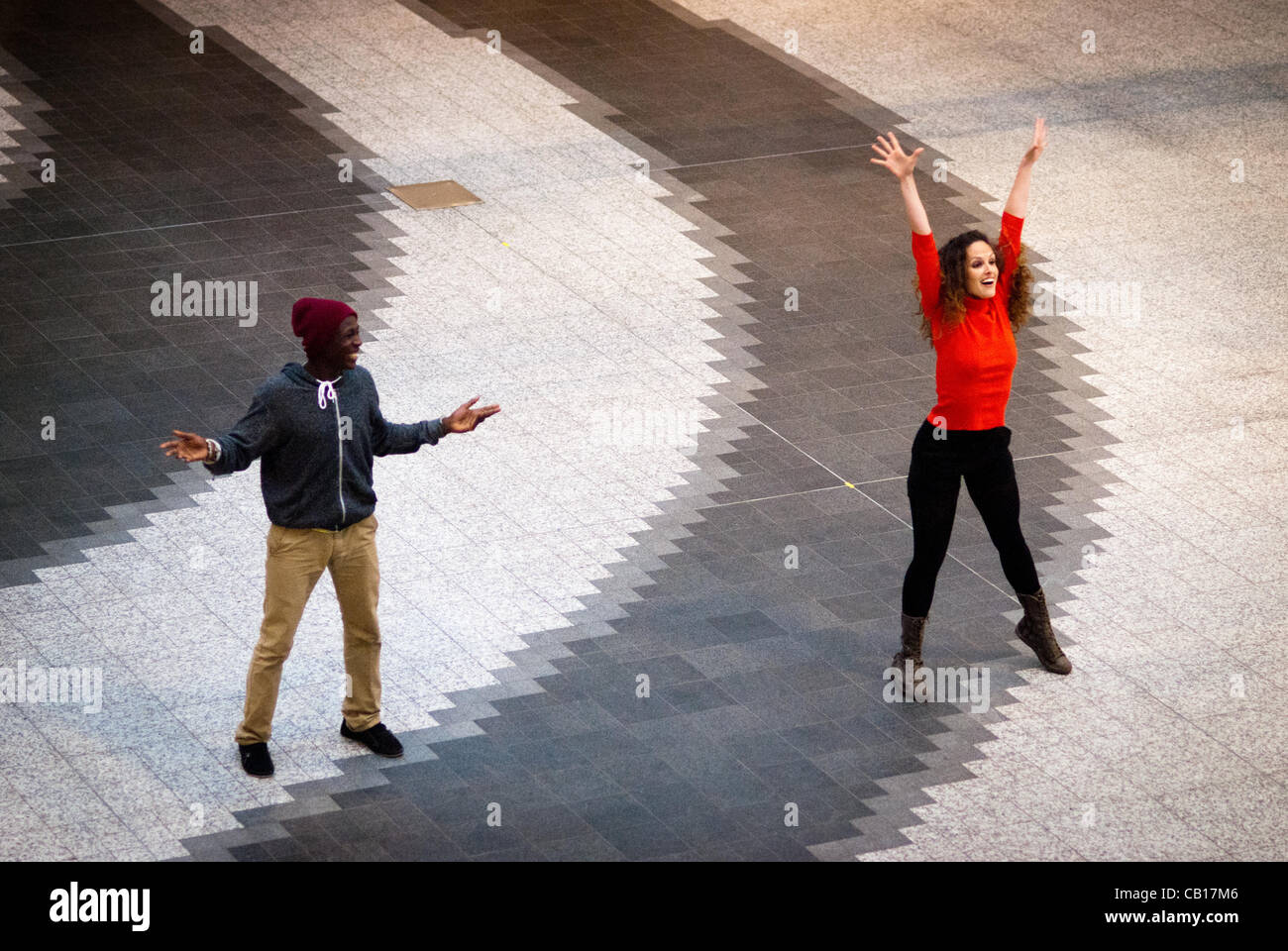 Primi due persone dalla grande ballo facendo Flashmob dancing in Westfield White City di Londra il 18/05/2012 Foto Stock