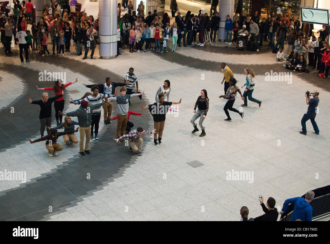 Grande ballo facendo Flashmob dancing in Westfield White City di Londra il 18/05/2012 Foto Stock