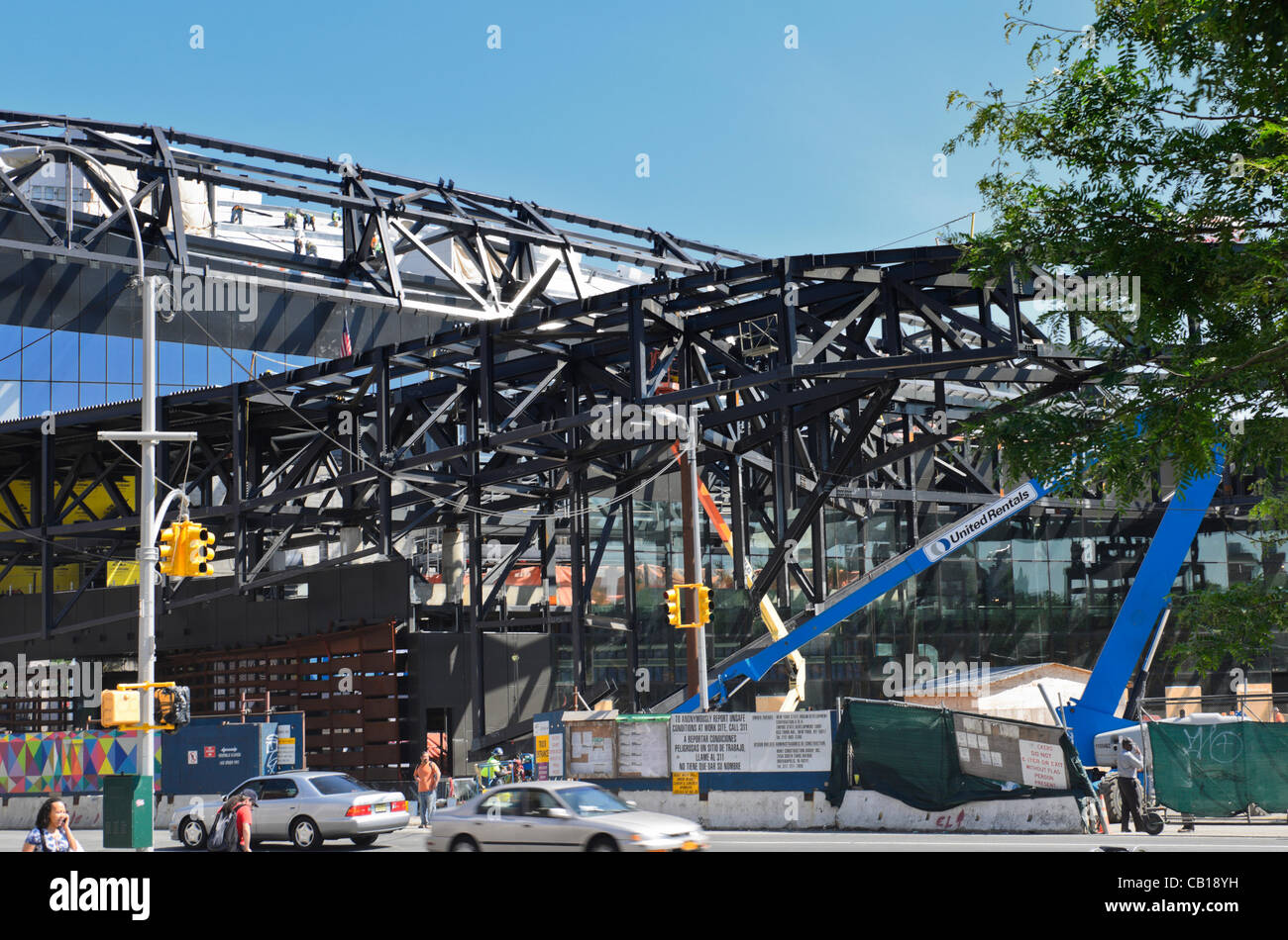 New York, 18 maggio 2012 la Barclays Center presso i cantieri dell'Atlantico, la nuova casa del recentemente rinominato reti di Brooklyn squadra di basket, durante la fase di costruzione. La sede di 18.000 arena a Brooklyn New York si apre il 3 ottobre 2012 con un sold out concerto inaugurale di Jay Z. Foto Stock