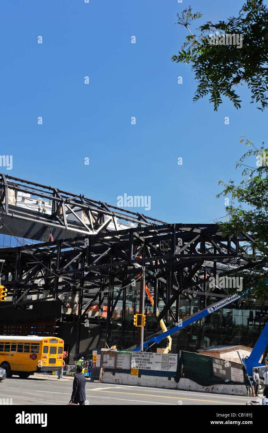 New York, 18 maggio 2012 la Barclays Center presso i cantieri dell'Atlantico, la nuova casa del recentemente rinominato reti di Brooklyn squadra di basket, durante la fase di costruzione. La sede di 18.000 arena a Brooklyn New York si apre il 3 ottobre 2012 con un sold out concerto inaugurale di Jay Z. Foto Stock
