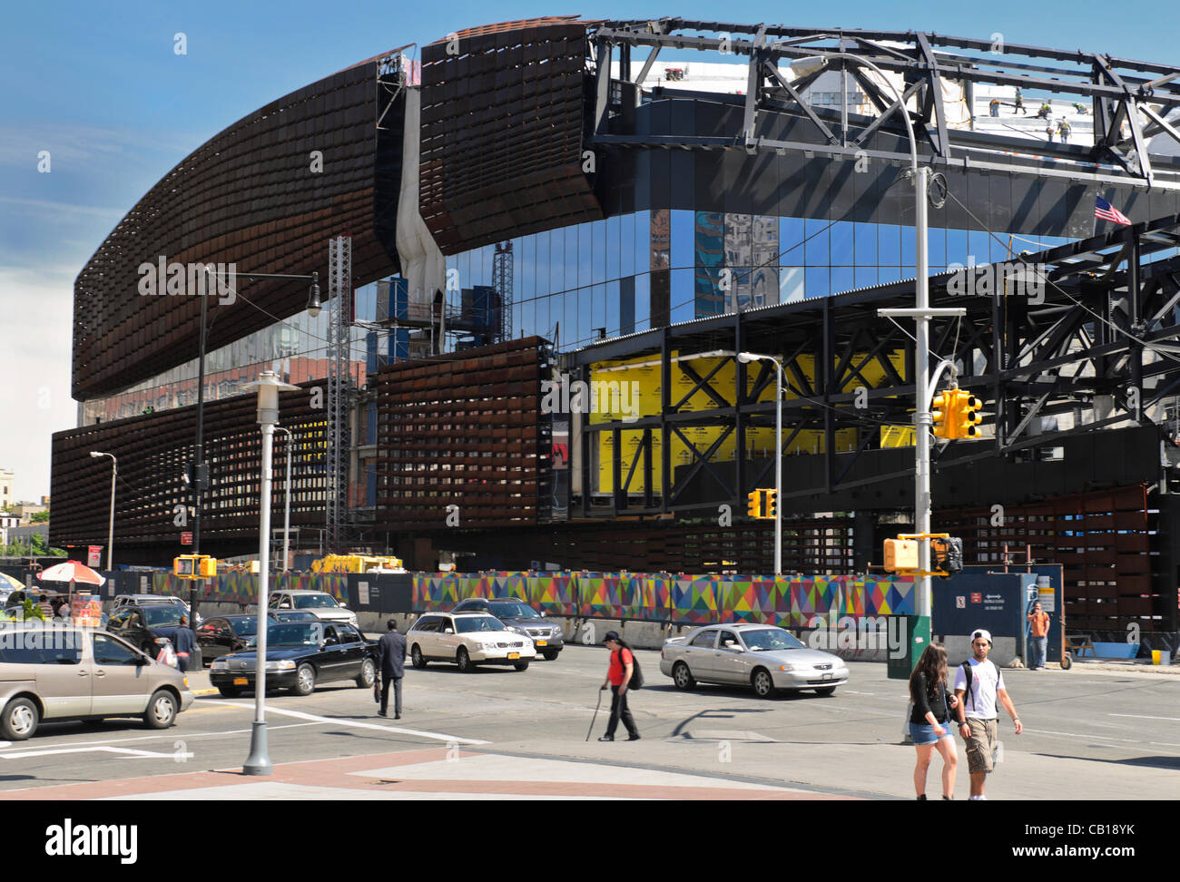 New York, 18 maggio 2012 la Barclays Center presso i cantieri dell'Atlantico, la nuova casa del recentemente rinominato reti di Brooklyn squadra di basket, durante la fase di costruzione. La sede di 18.000 arena a Brooklyn New York si apre il 3 ottobre 2012 con un sold out concerto inaugurale di Jay Z. Foto Stock