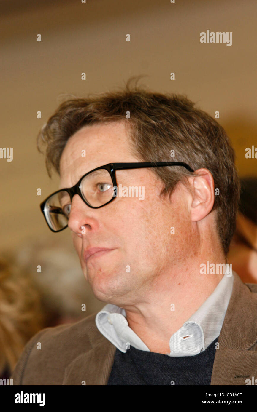 Attore britannico Hugh Grant in un rally per la riforma dei media organizzata da Hacked Off e il coordinamento di Centro per la riforma dei media a Londra centrale di Westminster Hall Regno Unito 17.Maggio. 2012 Foto Stock