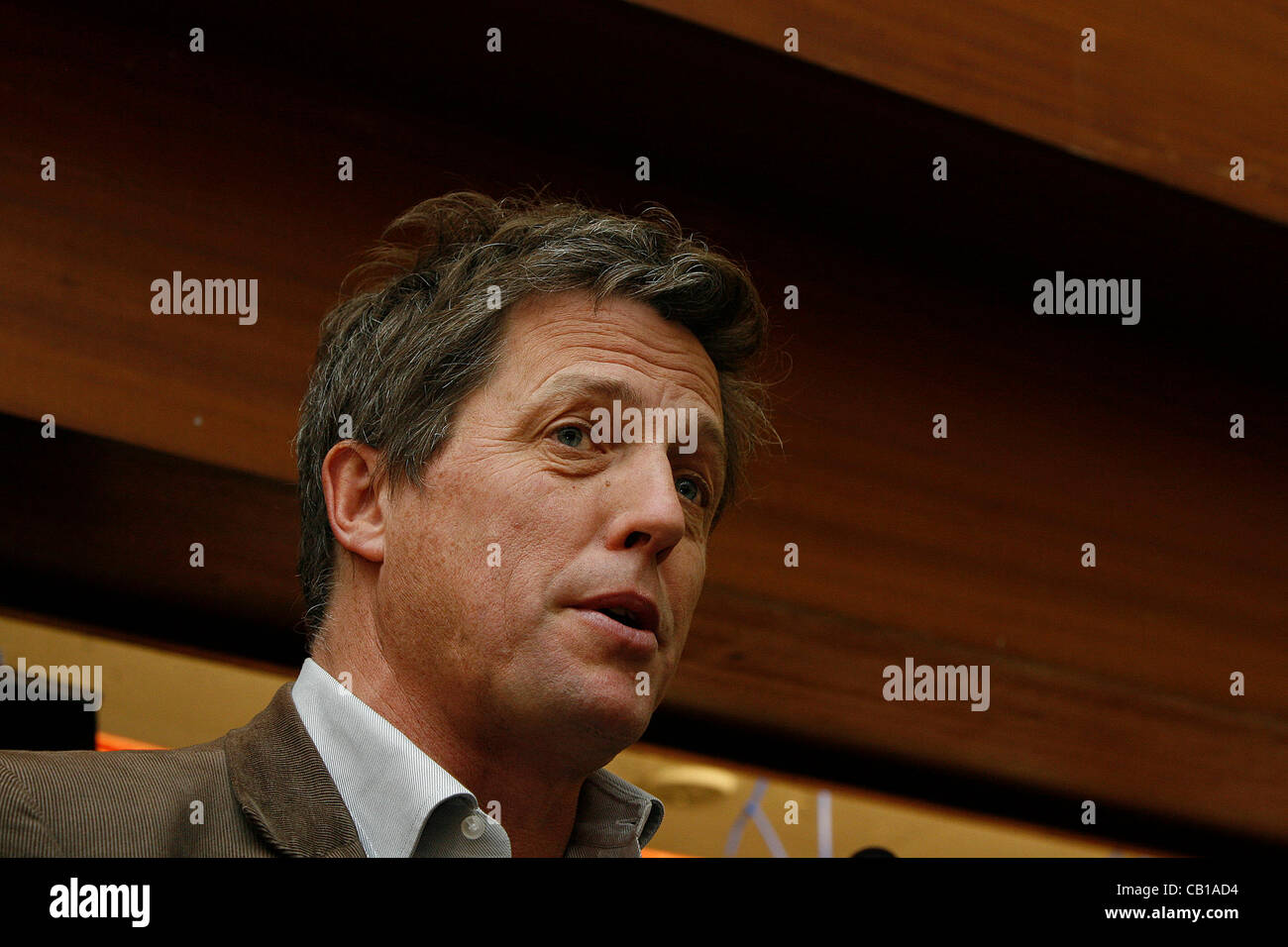 Attore britannico Hugh Grant in un rally per la riforma dei media organizzato da Hacked Off e il coordinamento di Centro per la riforma dei media a Londra centrale di Westminster Hall Regno Unito 17.Maggio. 2012 Foto Stock
