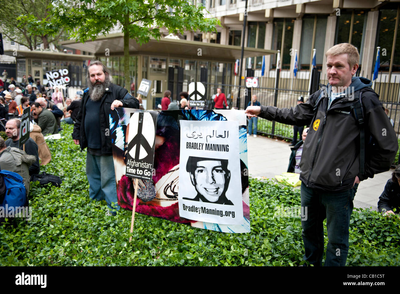 Due manifestanti tenere un banner raffigurante il soldato americano Bradley Manning. Il banner è tenuto al di fuori dell'ambasciata americana a Londra durante un arresto della coalizione bellica gruppo di protesta. Foto Stock