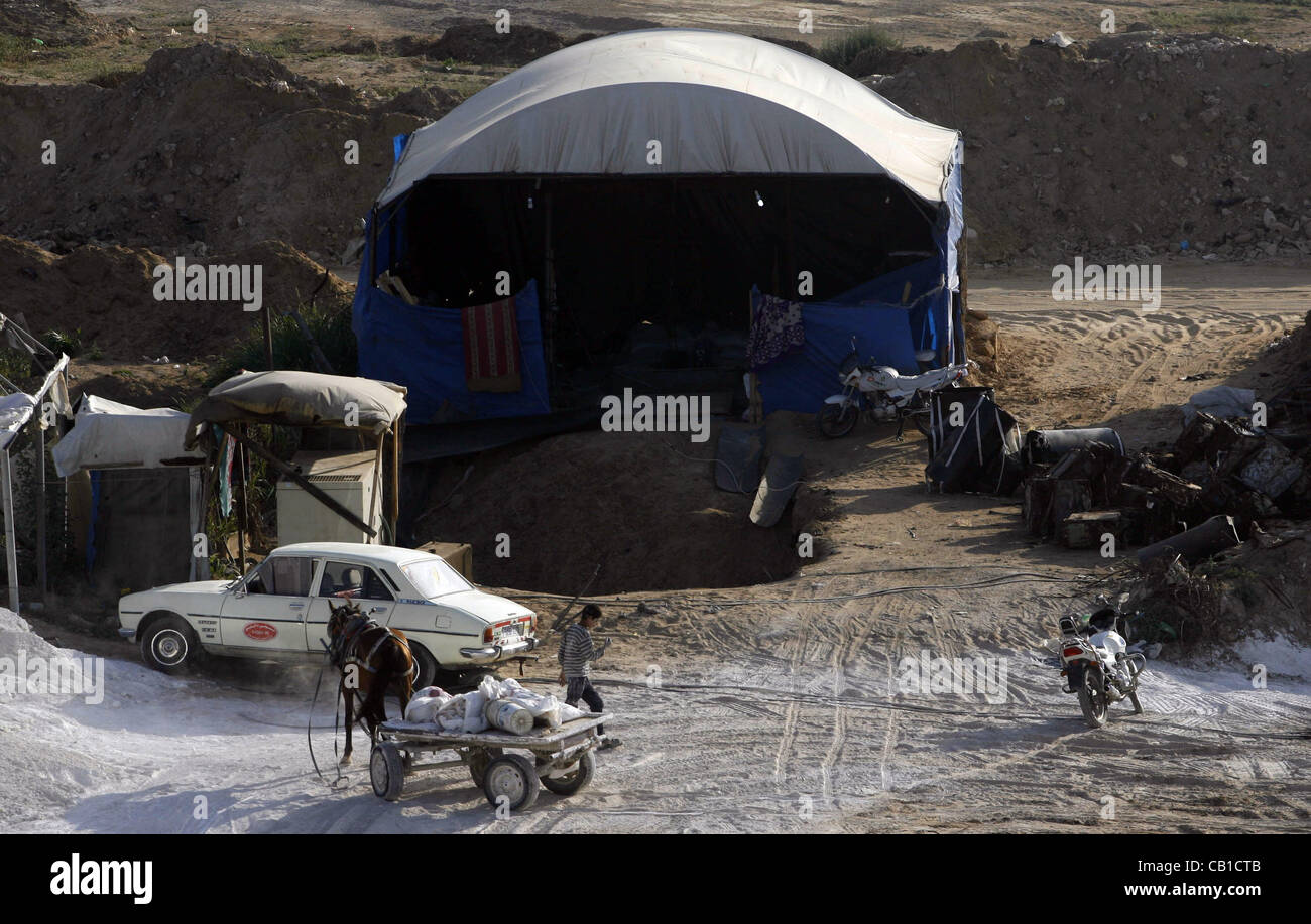 19 maggio 2012 - Rafah nella striscia di Gaza - palestinesi il trasporto di beni dal tunnel di contrabbando sul confine tra Egitto e la striscia di Gaza nel sud della striscia di Gaza a Rafah Refugee Camp. Smugglers eseguire il tunnel, come le imprese del settore privato e dei trasporti tutto da materiali di costruzione di armi e ammunit Foto Stock