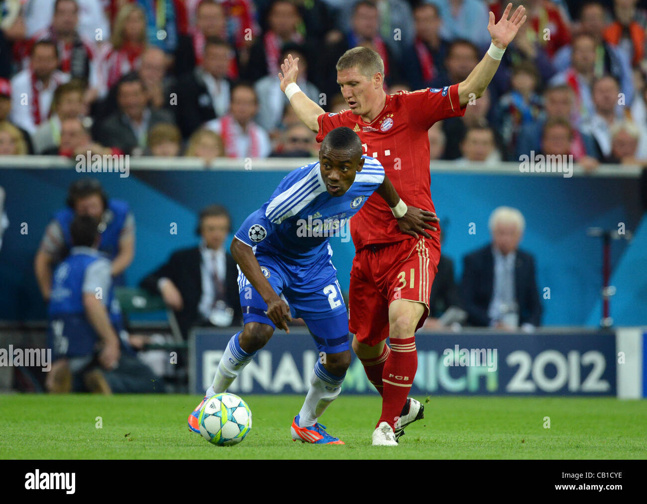 19.05.2012. Monaco di Baviera, Germania. Monaco di Baviera Bastian SCHWEINSTEIGER (R) e del Chelsea Salomon Kalou sfida per la sfera durante la UEFA Champions League Soccer finale tra FC Bayern Monaco e FC Chelsea al calcio Arena Monaco di Baviera A Monaco di Baviera, Germania, il 19 maggio 2012. Foto Stock