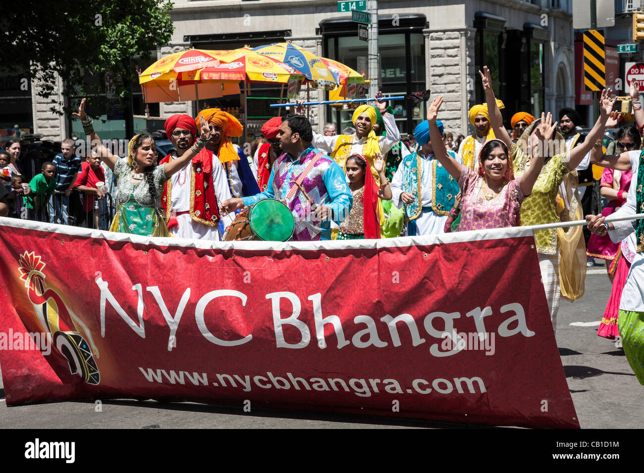 New York, Stati Uniti d'America. 19 Maggio, 2012. La Dance Parade vetrine quasi 80 diversi generi di danza e culture. NYC Bhangra ballerini promuovere tradizionale danza indiana attraverso le prestazioni e l'istruzione. Foto Stock