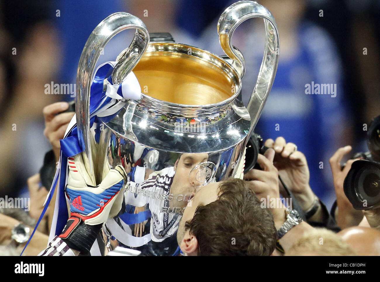 Petr Cech, Chelsea1 Champions League Pokal, Trophaee, trofeo, Jubel, Freude, Emotionen, Feiern, Lachen, jubelt, freuen, reisst die Arme hoch, ballt die Faust FC Bayern MUENCHEN - Chelsea FC (3 -4 )n.E Fussball Herren UEFA Champions League Finale, stadio Allianz Arena di Monaco, 19.05.2012 CL Saison 2011 Foto Stock