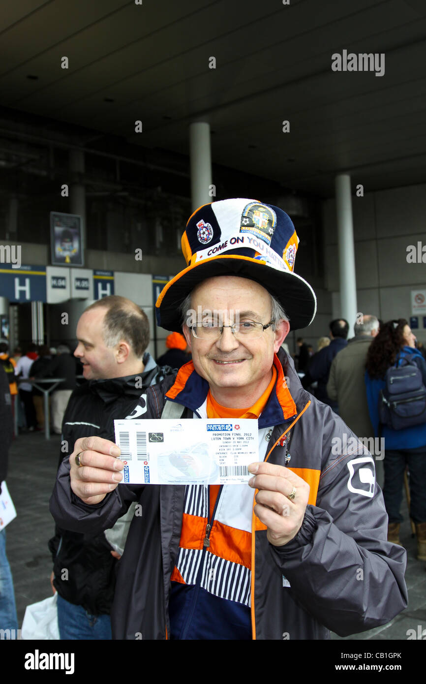 Londra, Inghilterra - 20 Maggio: 2011-12 una ventola di Luton prima della Blue Square Bet lega Conferenza finale di promozione tra il centro di Luton FC e York City FC a Wembley Stadium il 20 maggio 2012 a Londra, Inghilterra. (Foto di Dave Avvisatore acustico - estrema apertura fotografia) Foto Stock