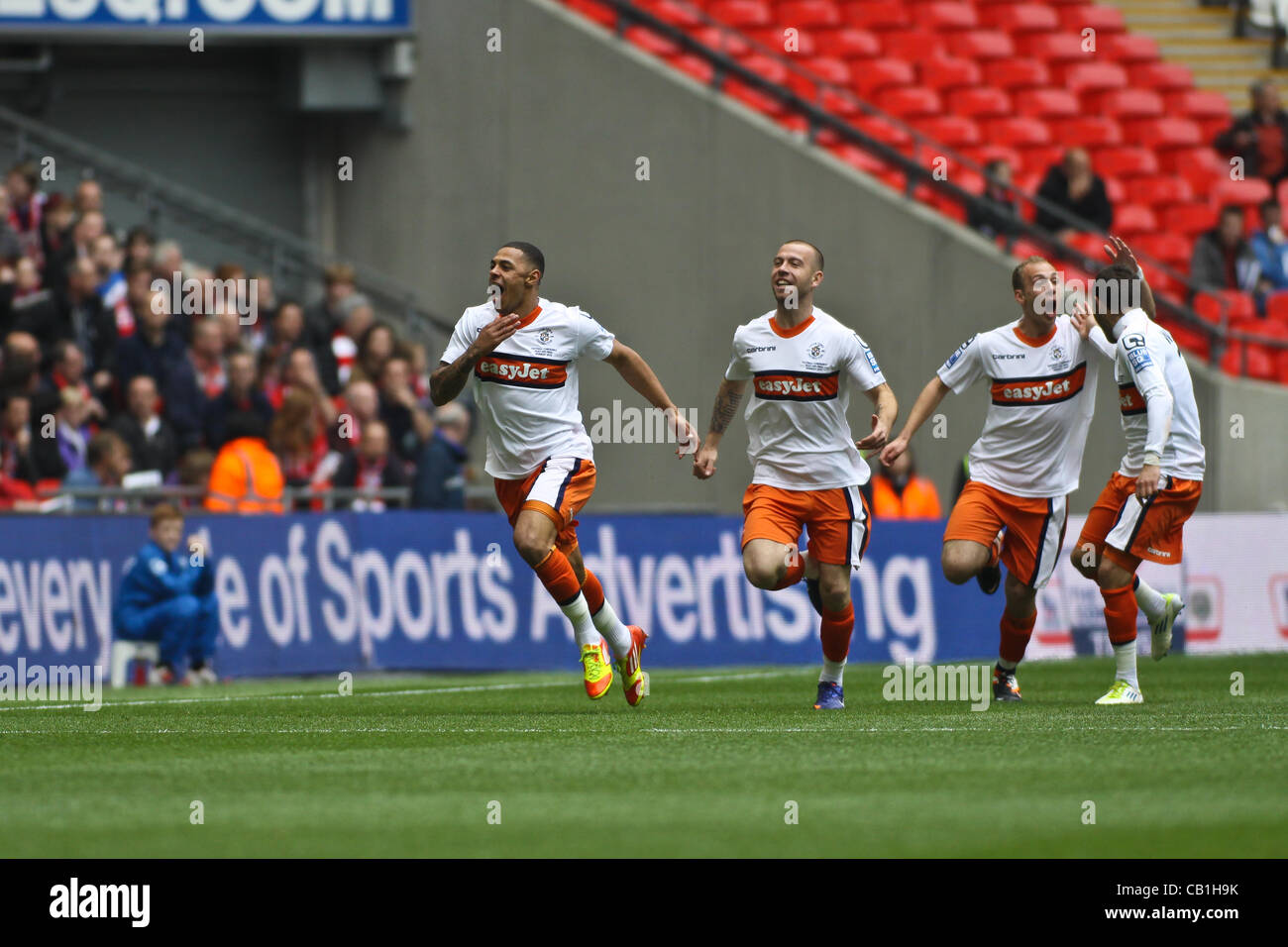 Londra, Inghilterra - 20 Maggio: 2011-12 Andre grigio (l) del centro di Luton celebra il punteggio Luton di apertura obiettivo nel quadrato blu Conferenza Bet League promozione finale tra il centro di Luton FC e York City FC a Wembley Stadium il 20 maggio 2012 a Londra, Inghilterra. (Foto di Dave Avvisatore acustico - Apertura estrema Ph Foto Stock
