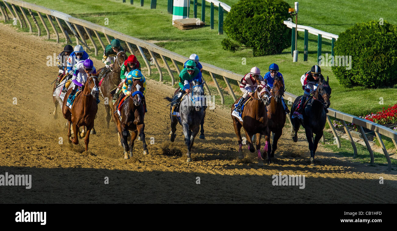 19.05.2012. Baltimore, Maryland, Stati Uniti - Avrò un altro( n. 9, tappo porpora), jockey Mario Gutierrez a bordo, vince il Preakness Stakes di agguantare la seconda gamba della tripla corona a Pimlico Race Course il 19 maggio 2012 Foto Stock