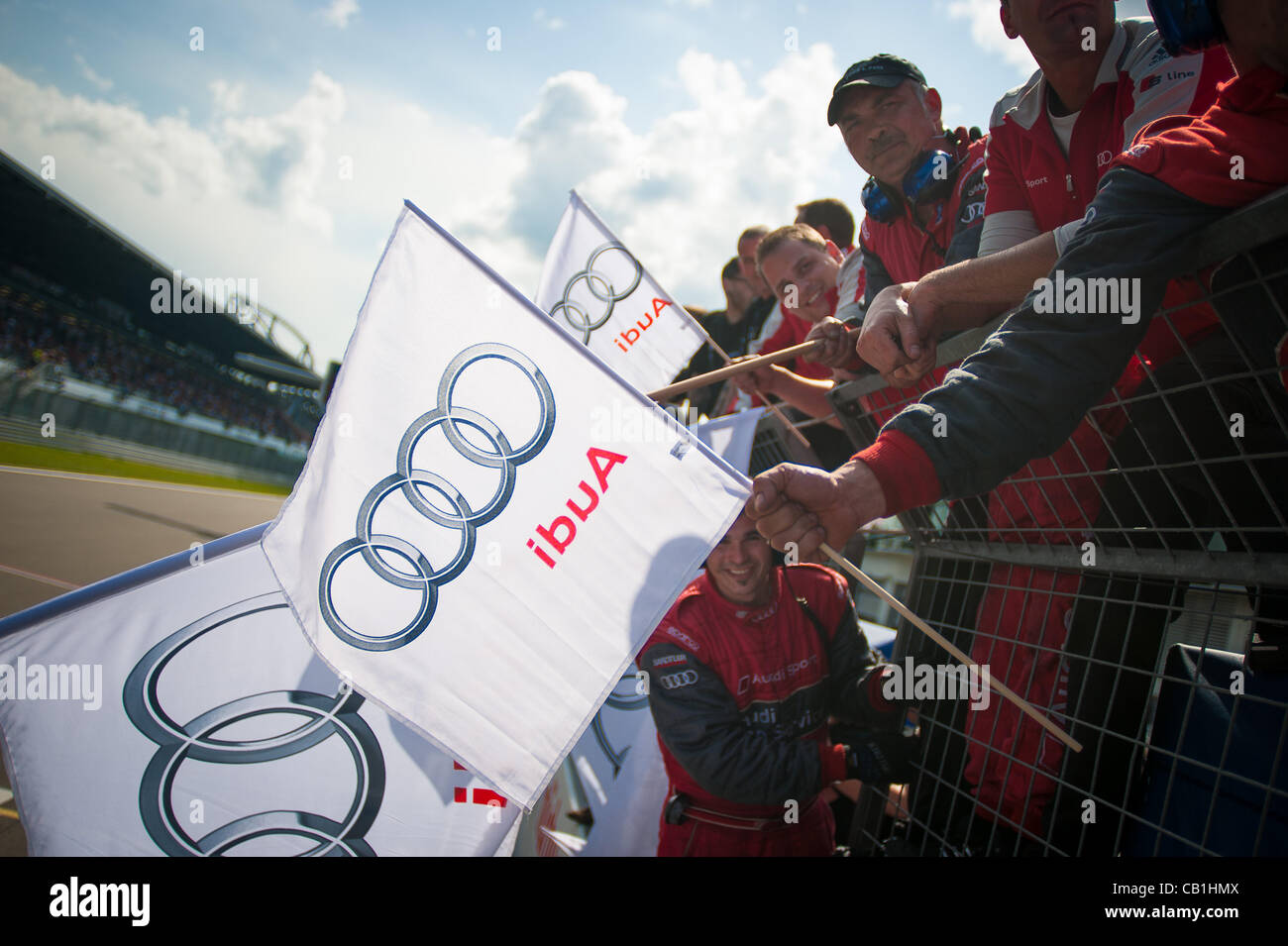 Audi Sport Team Phoenix pit crew affollano il tratto anteriore per celebrare la vittoria per la loro Marc Basseng (GER) / Christopher Haase (GER) / Frank Stippler (GER) / Markus Winkelhock (GER) condotto n. 3 SP9-GT3 Audi Sport Team Phoenix Audi R8 LMS Ultra durante il quarantesimo anniversario Nurburgring 24 ore endurance Foto Stock