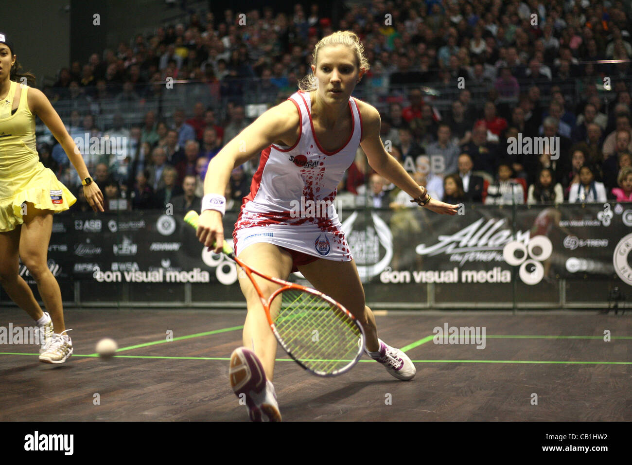 19.05.2012 L'O2, Londra, Inghilterra. Laura Massaro (ITA) in azione contro Nicol David (MAS) durante i loro semi-partita finale del British Open ha suonato presso l'Arena O2 Foto Stock