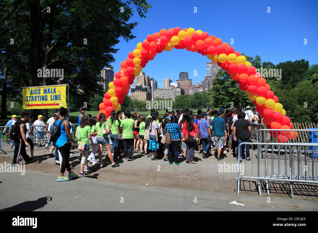 I sostenitori di partecipare nella ventisettesima edizione AIDS a piedi New York, il più grande del mondo di HIV/AIDS evento di beneficenza, al Central Park di New York City, Stati Uniti d'America su Domenica, Maggio 20th, 2012. Foto Stock