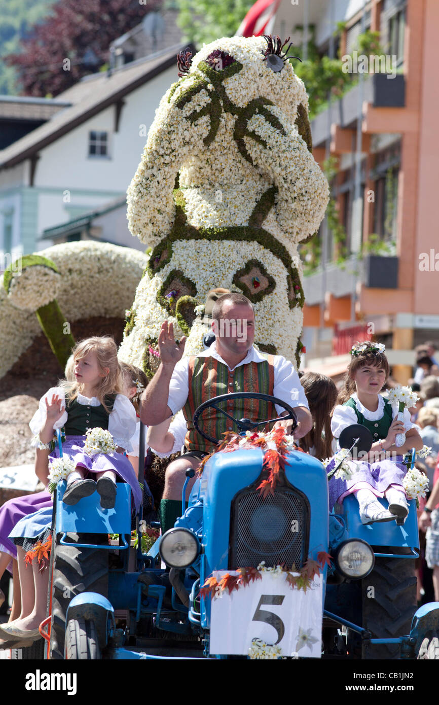 L per il giro della Papamobile con il narciso figure nella città di Bad Aussee al 53° Festival di Narciso in Ausseerland, Salzkammergut, Stiria, Austria, domenica 20 maggio, 2012. Foto Stock