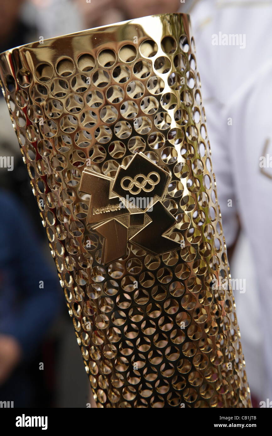 In prossimità di una torcia olimpica e cinque anelli logo oggi nella Cattedrale vicino Exeter Devon UK domenica 20 maggio 2012 Foto Stock