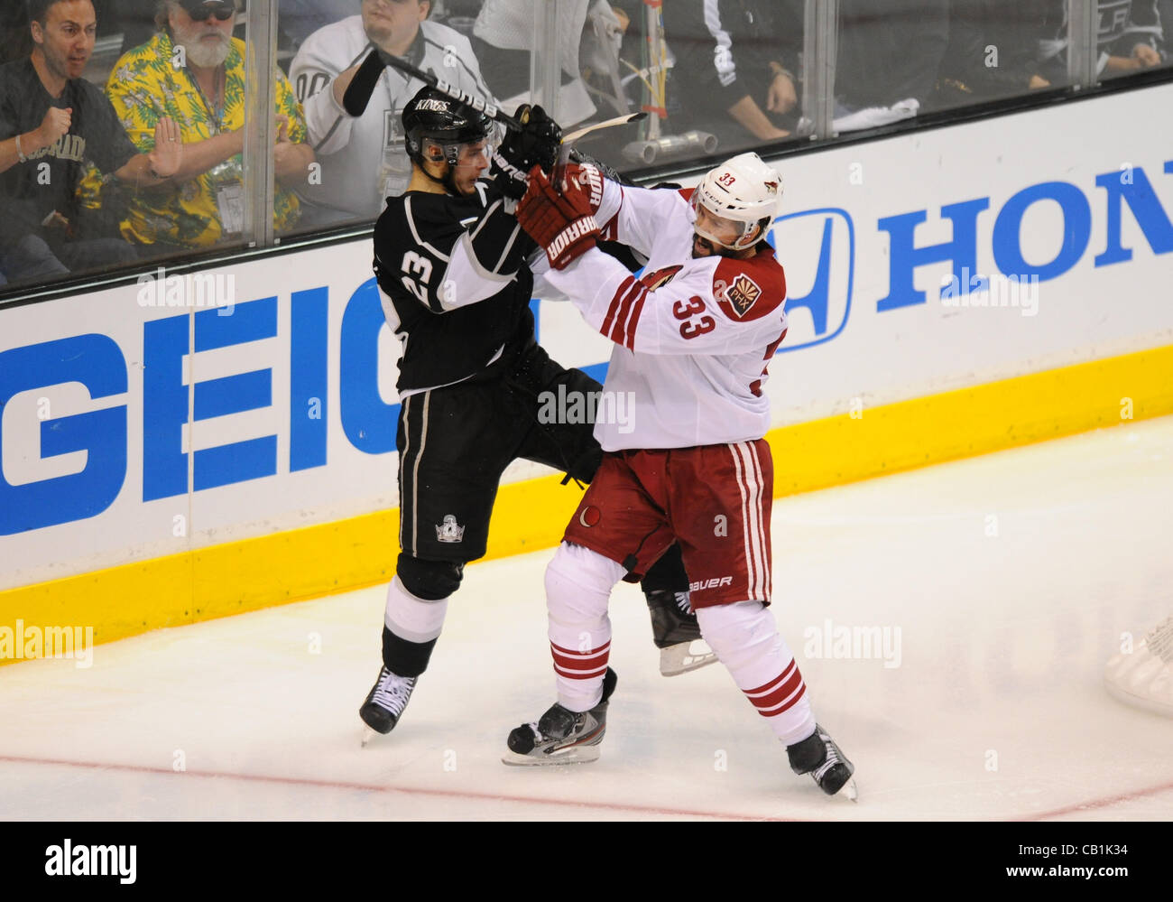 20.05.2012. Los Angeles, California, Staples Center. Re (23) Dustin Brown e Coyote (33) Adrian Aucoin durante il gioco 4 del NHL Western Conference finale tra il Phoenix Coyote e il Los Angeles Kings al Staples Center di Los Angeles, CA. Foto Stock