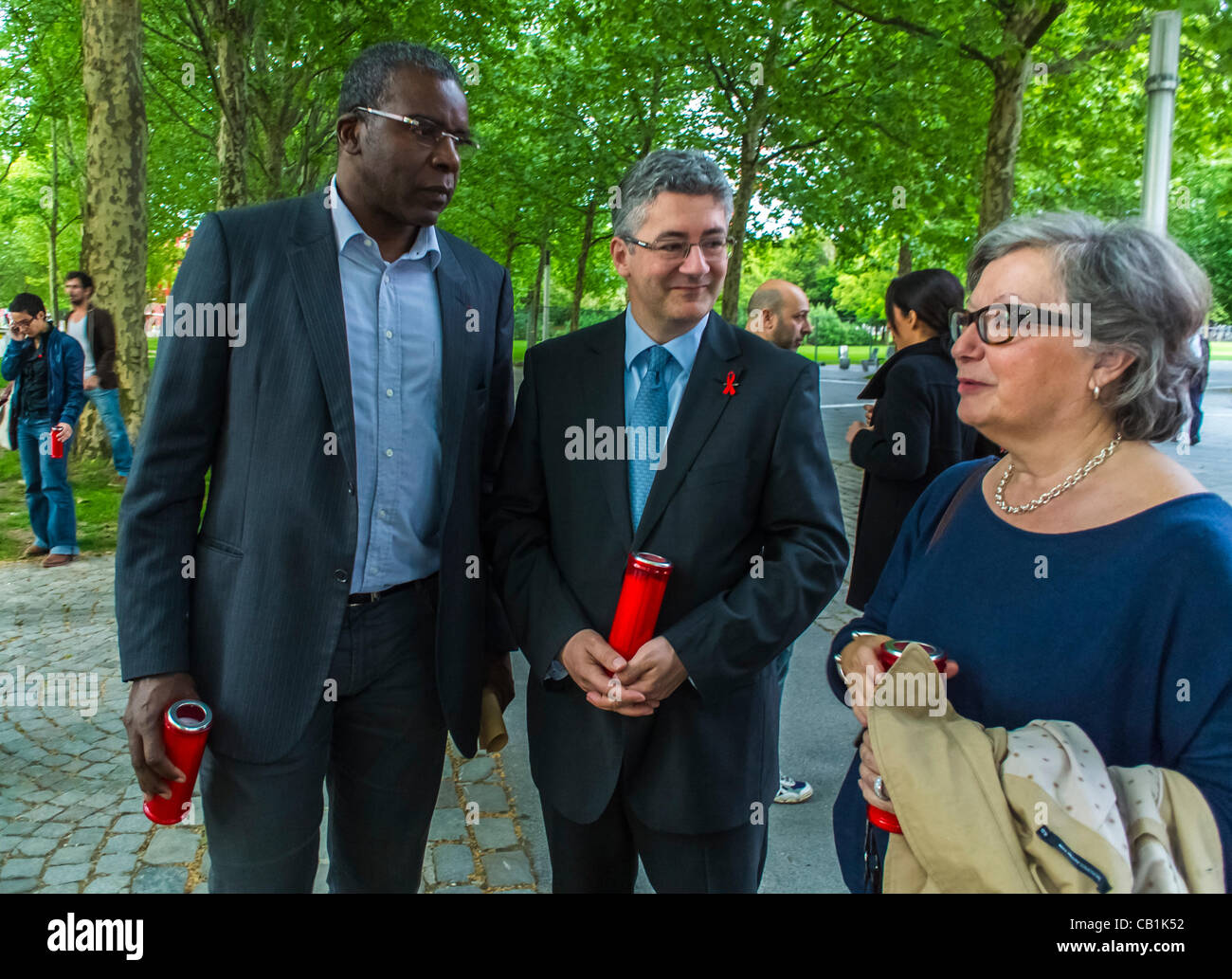 "AIDS Candlelight Memorial" la Giornata Internazionale di Commemorazione contro l'AIDS, la SIDAELIGE Aids Awareness Sidaction, Parigi, Francia, Francis Dupré, Ex direttore generale Sidaction (Medio) Eventi pubblici, con scienziato francese, integrato Foto Stock