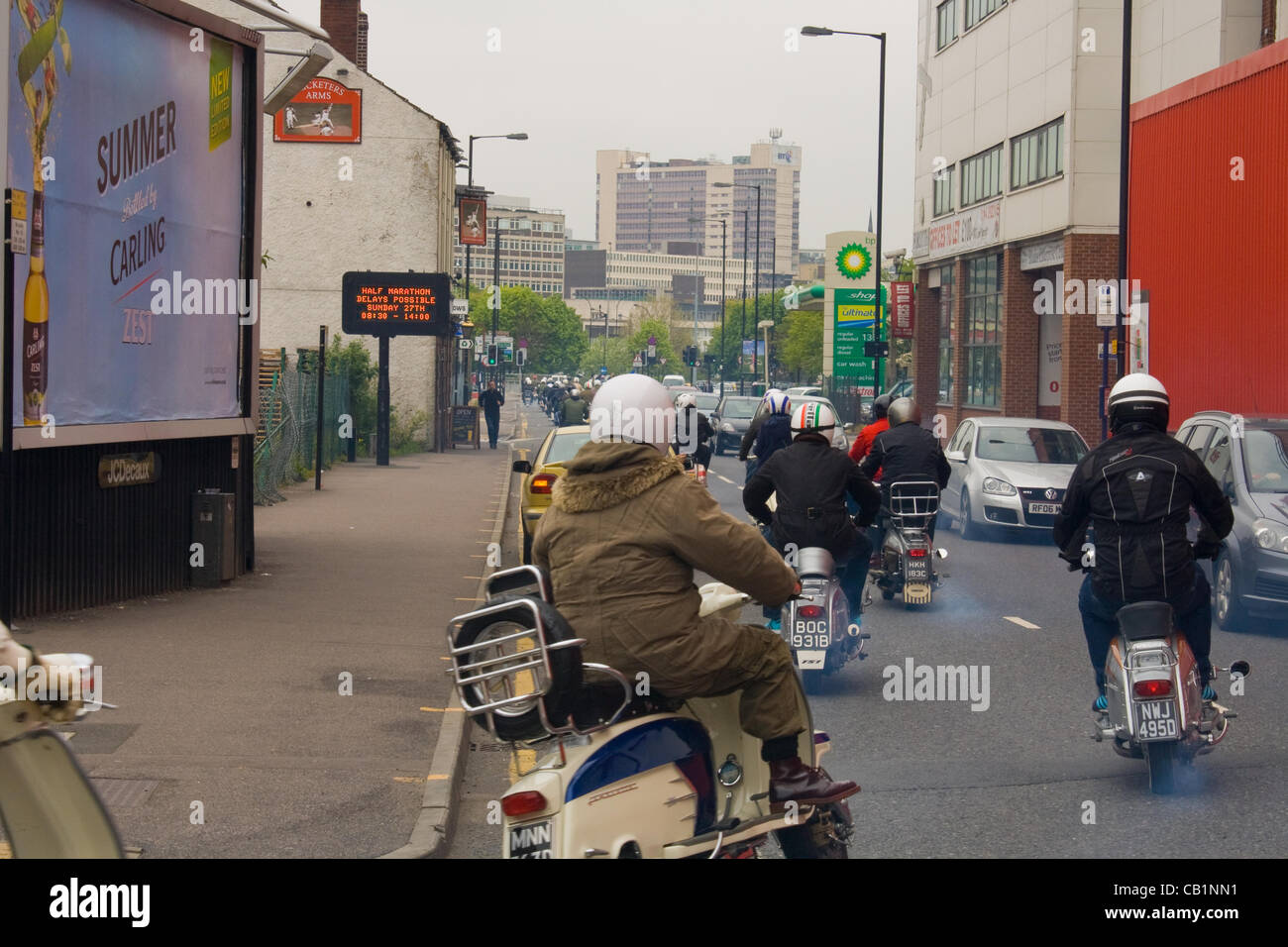 Scooter rally in Sheffield domenica 20 maggio 2012. Centinaia di scooter causa la polizia per chiudere Randall Street, Sheffield per garantire la pubblica sicurezza. Il rally terminato con un 'Ride out' che ha visto centinaia di scooter a cavallo attraverso le strade di Sheffield. Foto Stock