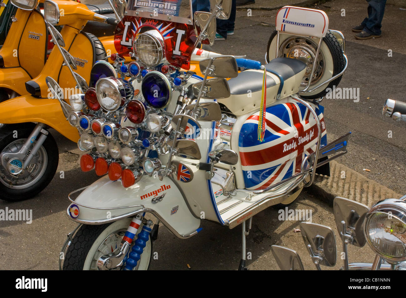 Scooter rally in Sheffield domenica 20 maggio 2012. Centinaia di scooter causa la polizia per chiudere Randall Street, Sheffield per garantire la pubblica sicurezza. Il rally terminato con un 'Ride out' che ha visto centinaia di scooter a cavallo attraverso le strade di Sheffield. Foto Stock