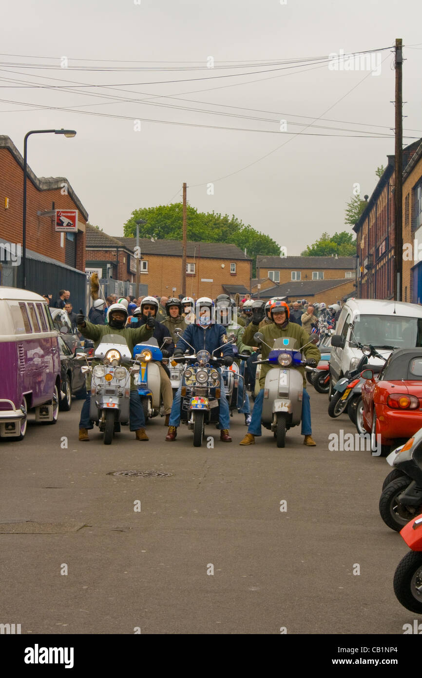 Scooter rally in Sheffield domenica 20 maggio 2012. Centinaia di scooter causa la polizia per chiudere Randall Road, Sheffield per garantire la pubblica sicurezza. Il rally terminato con un 'Ride out' che ha visto centinaia di scooter a cavallo attraverso le strade di Sheffield. Foto Stock