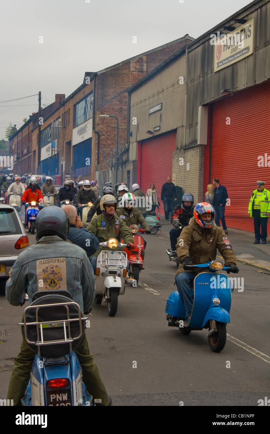 Scooter rally in Sheffield domenica 20 maggio 2012. Centinaia di scooter causa la polizia per chiudere Randall Street, Sheffield per garantire la pubblica sicurezza. Il rally terminato con un 'Ride out' che ha visto centinaia di scooter a cavallo attraverso le strade di Sheffield. Foto Stock