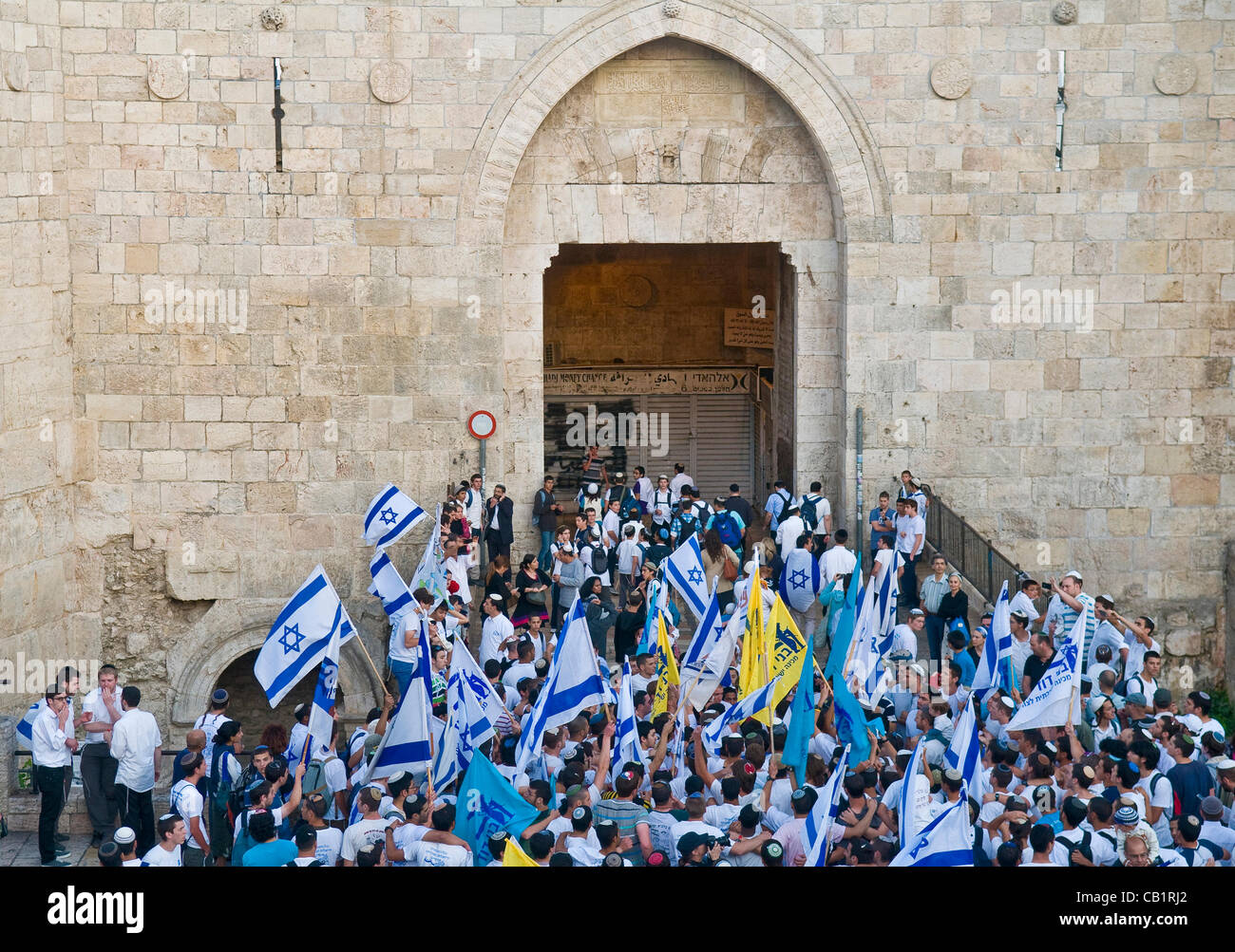 Gerusalemme - 20 Maggio 2012 : ala destra uomini israeliani nella parte anteriore della porta di Damasco a Gerusalemme il giorno prima marching throuh il quartiere arabo di Gerusalemme vecchia città il 20 maggio 2012 , Gerusalemme giorno anniversario di Israele catturare la parte orientale della città durante il 1967 Medio oriente la guerra Foto Stock