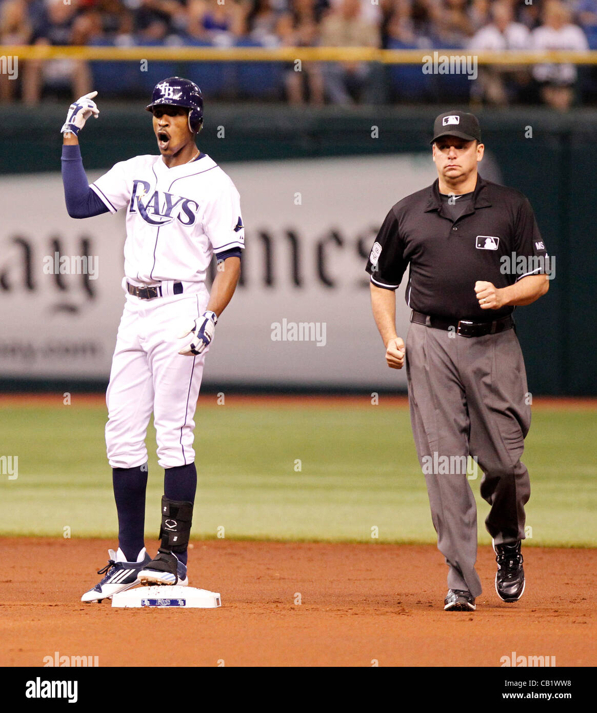 21 maggio 2012 - San Pietroburgo, FL, Stati Uniti d'America - JAMES BORCHUCK | Orari.SP 353235 BORC raggi (21/05/12) (SAN Petersburg, FL) B.J. Upton punti per le sfilate di moda come seconda base arbitro Andy Fletcher si presenta per una conferenza con altri giudici arbitri per determinare se Upton's colpito era un homerun durante il Tampa Bay Ray Foto Stock