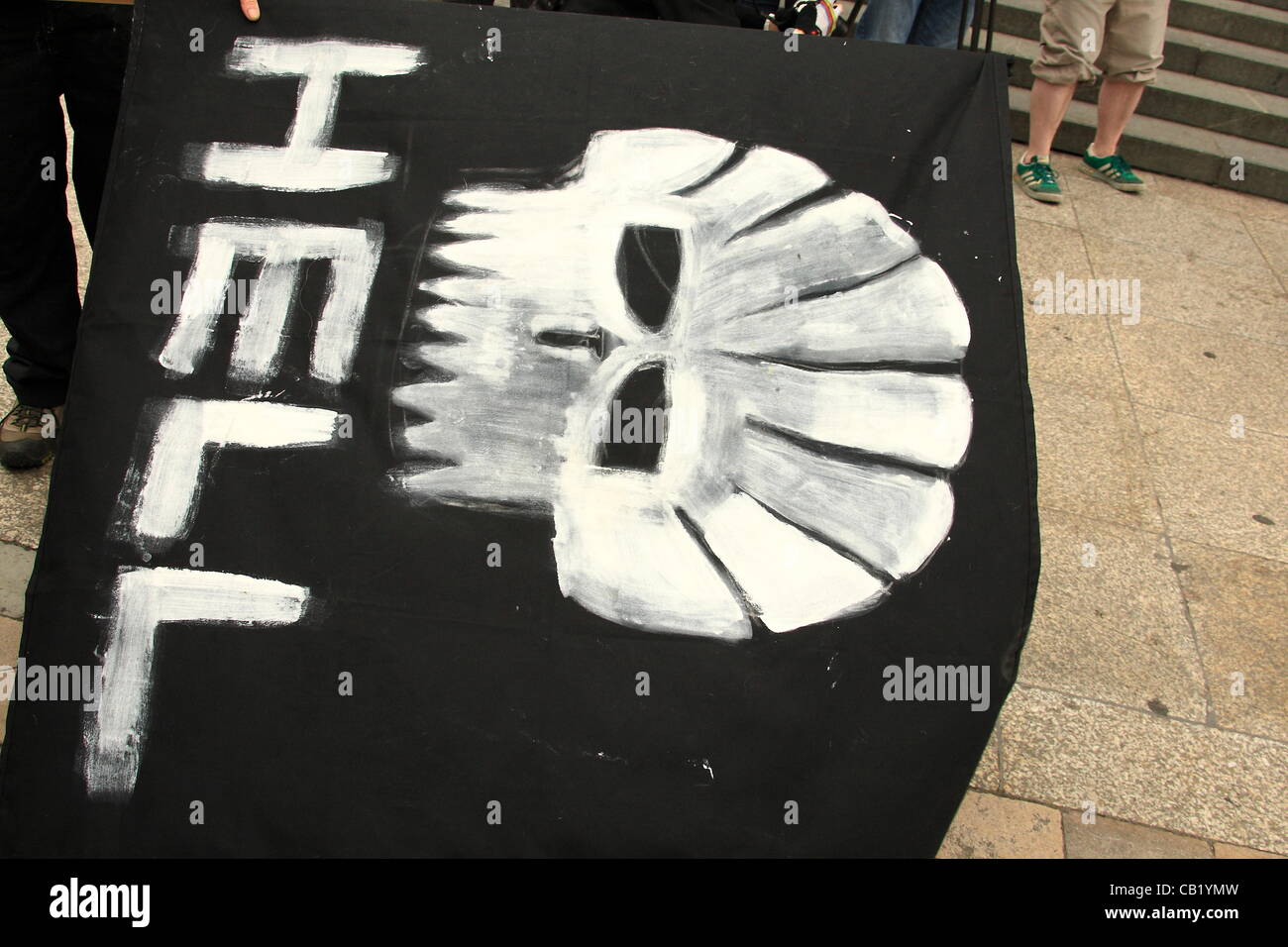 Londra, UK.Martedì 22 Maggio 2012 "HELL" La bandiera di protesta per le proteste contro la Royal Dutch Shell plc come la società detiene è AGM. Il Barbican Centre nella città è stato usato come un satellite sede della riunione. Foto Stock