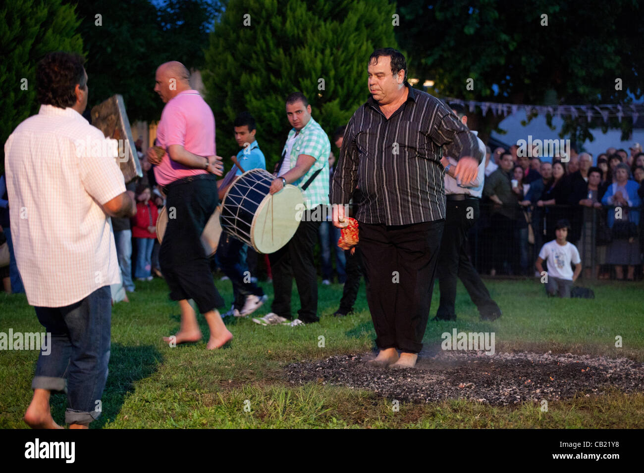 Anastenaria è un tradizionale fuoco rituale a piedi,nel villaggio chiamato Agia Eleni, Serres,nel nord della Grecia,alla cerimonia di San Kontsantinos ang Eleni,a 21-5-2012.Questo uomo stare sul fuoco facendo pochi passi per un lungo periodo di tempo.molte persone proviene da tutto il mondo per osservare questa cerimonia. Foto Stock