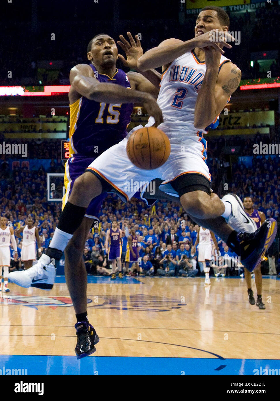 21.05.2012. Oklahoma City, California, Stati Uniti - I Lakers' Metta la pace del mondo è chiamato per una flagrante fallo su il Tuono di Thabo Sefolosha durante la prima metà del gioco 5 di NBA Western Conference semifinali lunedì notte Foto Stock