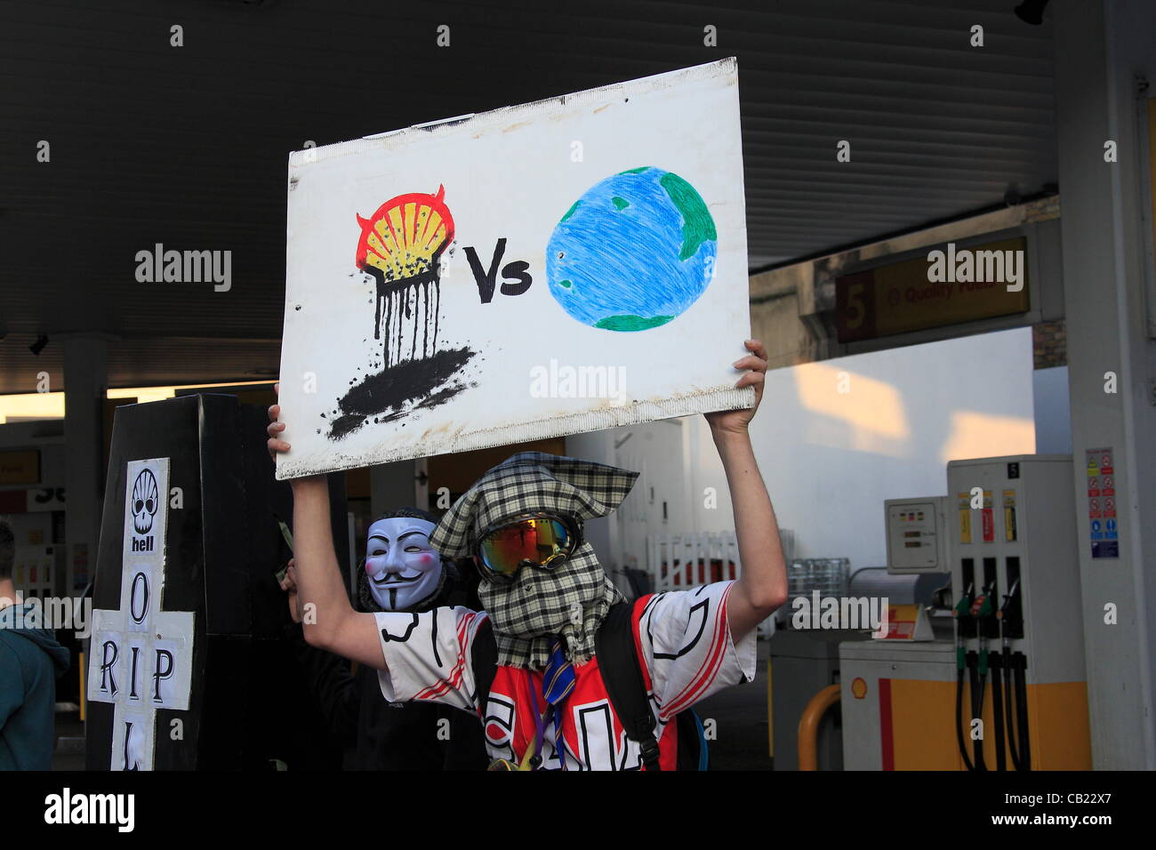 Martedì 22 Maggio 2012 manifestanti arrestare Shell stazione di benzina sulla vecchia strada di Londra Foto Stock